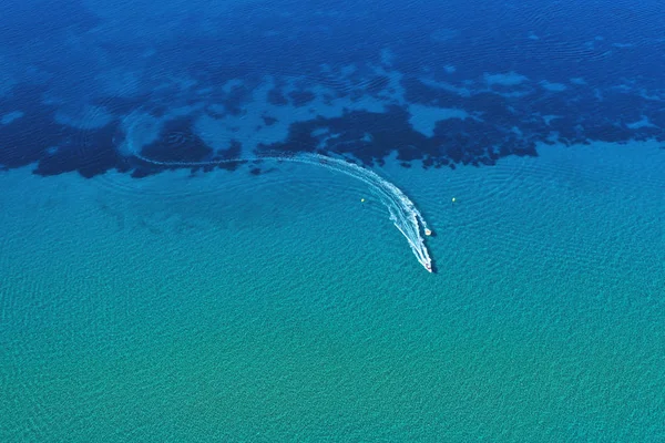 Aerial view of speed boat in motion. Water transportation and summer leisure time activity. — Stock Photo, Image