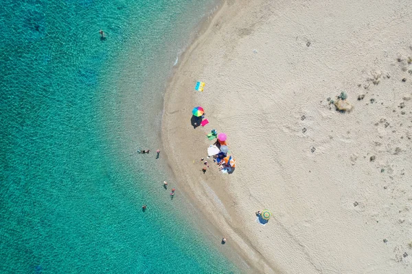 Berrak su, kumlu kıyı ve Caretta-Caretta deniz kaplumbağalarının doğal kuluçka hanesi, Zakynthos, Yunanistan'ın ikonik küçük ıssız Marathonisi adasının havadan insansız hava aracı görünümü — Stok fotoğraf