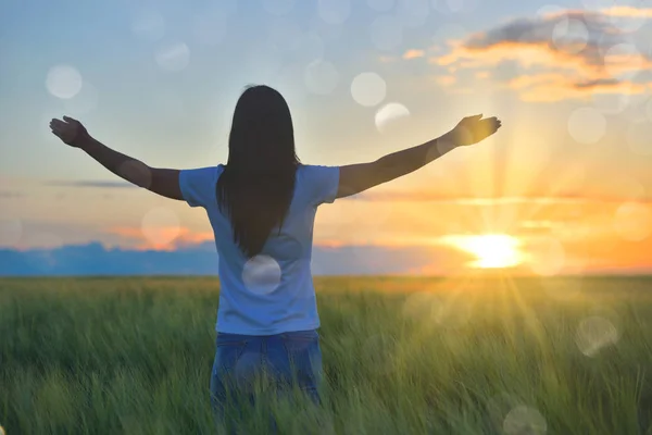 Woman feeling free in a beautiful natural setting, in what field at sunset — Stock Photo, Image