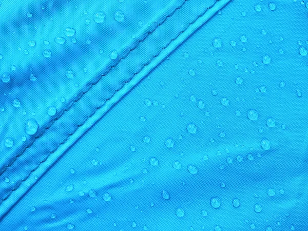 Feuille de tente imperméable bleue avec gouttes de pluie matinales — Photo