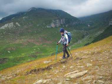 doğal dağlarda hiking sırt çantası ile küçük çocuk