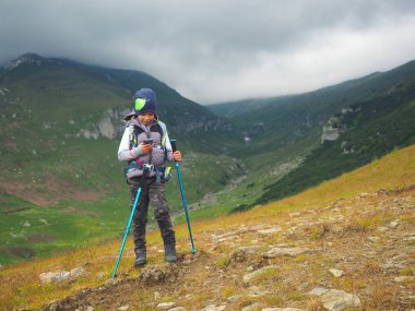 doğal dağlarda hiking sırt çantası ile küçük çocuk