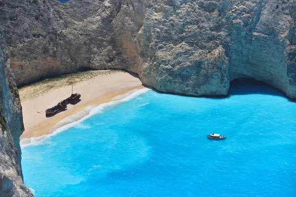 Ünlü batık defne, Navagio plaj, Zakynthos adası, Yunanistan. Gezegendeki en popüler yerlerden biri