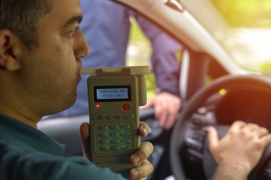 Sürücü breathalyzer kullanımı ile alkol içeriği için test tabi olması nedeniyle