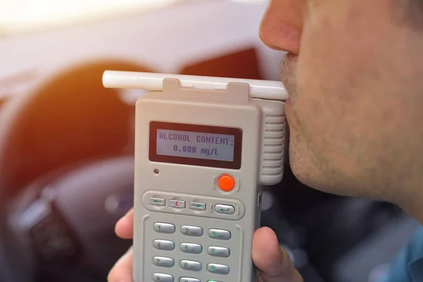 Bestuurder te wijten aan testen voor alcoholgehalte met gebruik van ademalyzer — Stockfoto