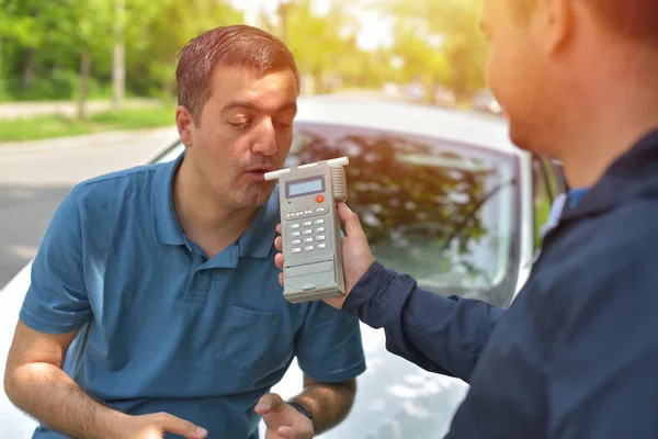 På grund av att test för alkoholhalt med användning av Breathalyzer är — Stockfoto