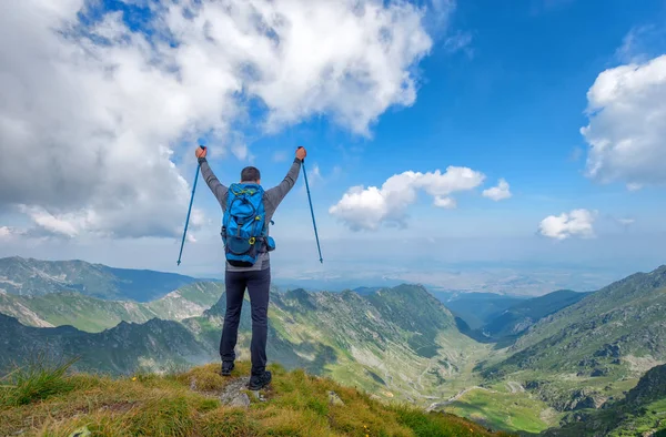 Homme actif avec succès randonneur au sommet de la montagne en profitant de la vue. Concept de style de vie sportif de voyage — Photo