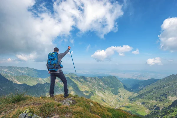 Homme actif avec succès randonneur au sommet de la montagne en profitant de la vue. Concept de style de vie sportif de voyage — Photo