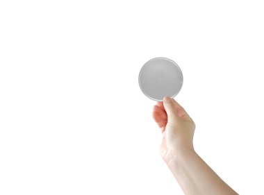 Beyaz arkaplanda gümüş para olan el.