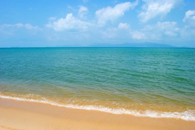 Deniz, sahil ve mavi gökyüzü