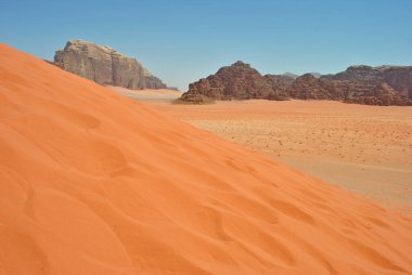 Çölde kum tepeciği