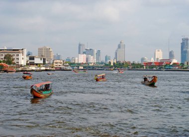 Bangkok 'ta tekneler ve gökdelenler