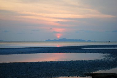 Alçak sularda gün batımı