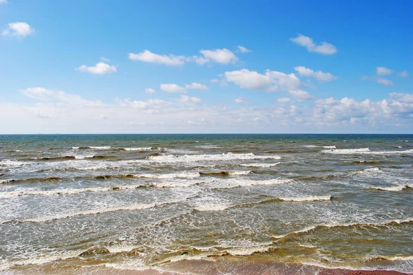 Baltık kıyıları ve mavi gökyüzü
