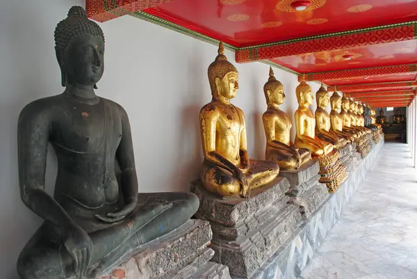 Buda heykelleri tapınakta.