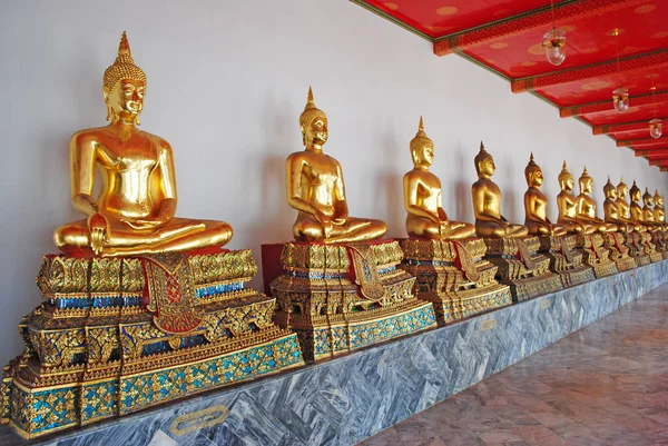 Budist tapınağındaki heykeller.