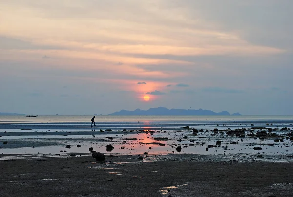 Akşamın ilerleyen saatlerinde ve gün batımında 