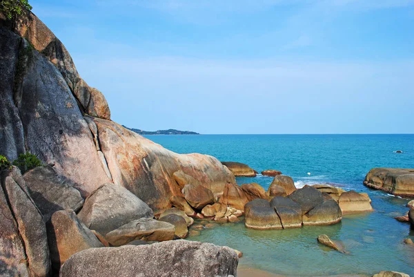 Tropik sahilde sahil taşları