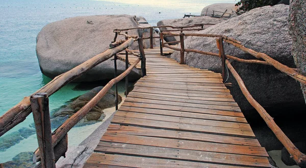 Tropik adanın kıyısındaki ahşap yol