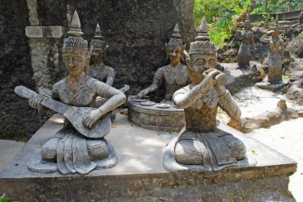 Taş bahçedeki eski heykeller