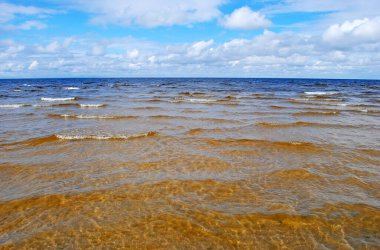 Baltık kıyılarında küçük dalgalar