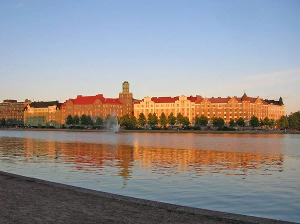 Şehir manzarası. Göl kenarındaki evler ve su yansıması