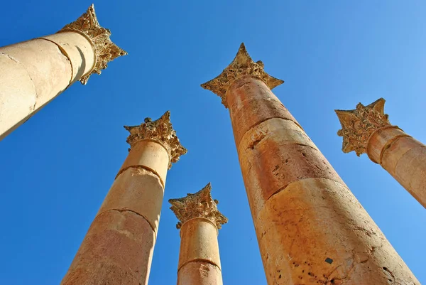 Jerash, Ürdün 'de mavi gökyüzünün altındaki eski antik sütunlar