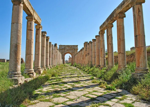 Eski şehrin eski sütunlarının arasındaki eski taş patika.