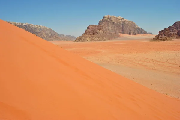Wadi Rum, Ürdün 'de kum tepesi ve çöl manzarası