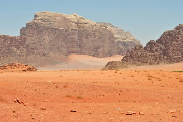 Jättestora Sandsten Stenar Och Orange Sand Öknen Stockbild