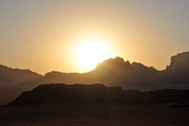 Wadi Rum çölündeki kayaların üzerinde akşam güneşi.