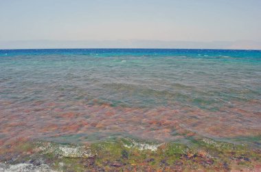 Akabe açıklarında kızıl deniz manzarası