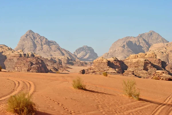 Wadi Rum Çölü manzarası. Kumda kayalar ve ayak izleri..