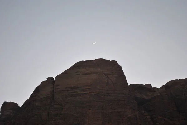 Місяць Півмісяць Над Каменем — стокове фото