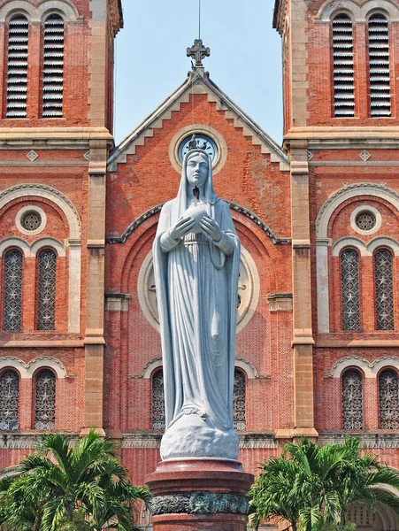Notre Dame de Saigon Katedrali önünde heykel