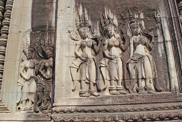 Angkor Wat Tapınağı 'nın duvarındaki eski levrekler.