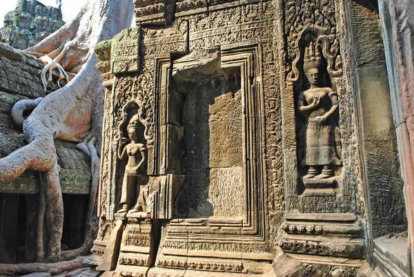 Starověké Basreliéfy Obrovské Kořeny Stromů Chrámu Prohm Komplexu Angkor — Stock fotografie