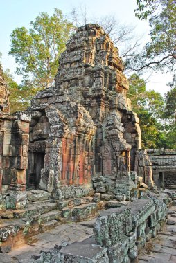 Angkor kompleksindeki Banteay Kdei tapınağının bölgesinde eski bir bina, Kamboçya