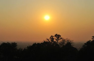 Angkor ormanının üzerinde akşam güneşi