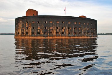 Körfezdeki eski deniz kalesi