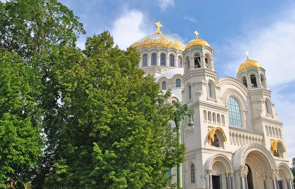 Kronstadt Deniz Katedrali ve yeşil ağaçlar