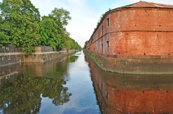 Kronstadt Amiralliği binası ve baypas kanalı.