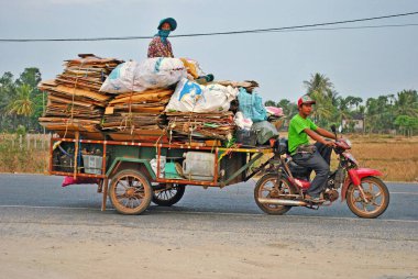 Kamboçya, Şubat 2013. Yerel halk tarafından çok sayıda şeyin taşınması