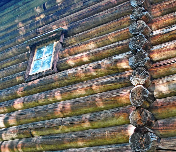 Eski bir ahşap evdeki pencere