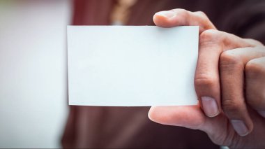 İşadamı holding beyaz kartvizit. Mockup Bankası kağıt reklamları ve metin için.