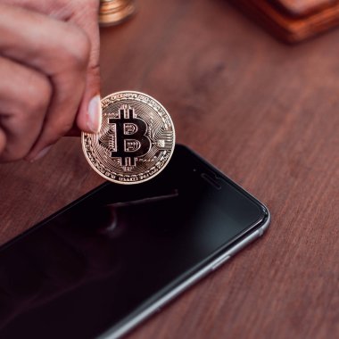 Cryptocurrency Bitcoin. El Smartphone-e doğru koydu. kaydetme ve Döviz dijital para kavramı. 