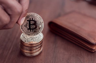 Cryptocurrency Bitcoin. El madeni para yığmak için koydu. dijital para tasarrufu. 