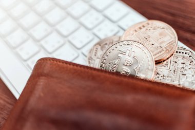 Cryptocurrency Bitcoin. Dijital para banka ve uluslararası ağ ödeme için. Blockchain kavramı ile cüzdan.