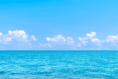  Mavi gökyüzü arka plan ile doğal tropikal deniz yüzey yaz. 