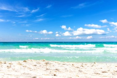 Kum plajındaki ürün alan kopyalayın. Yaz tatil seyahat 